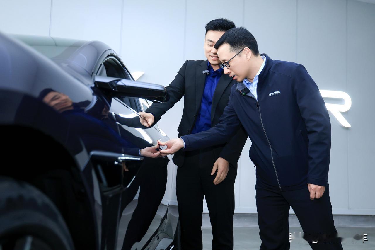 1月19日，华为乾崑、阿维塔双方高管团队走进工厂实地办公，从产品开发阶段转入产品