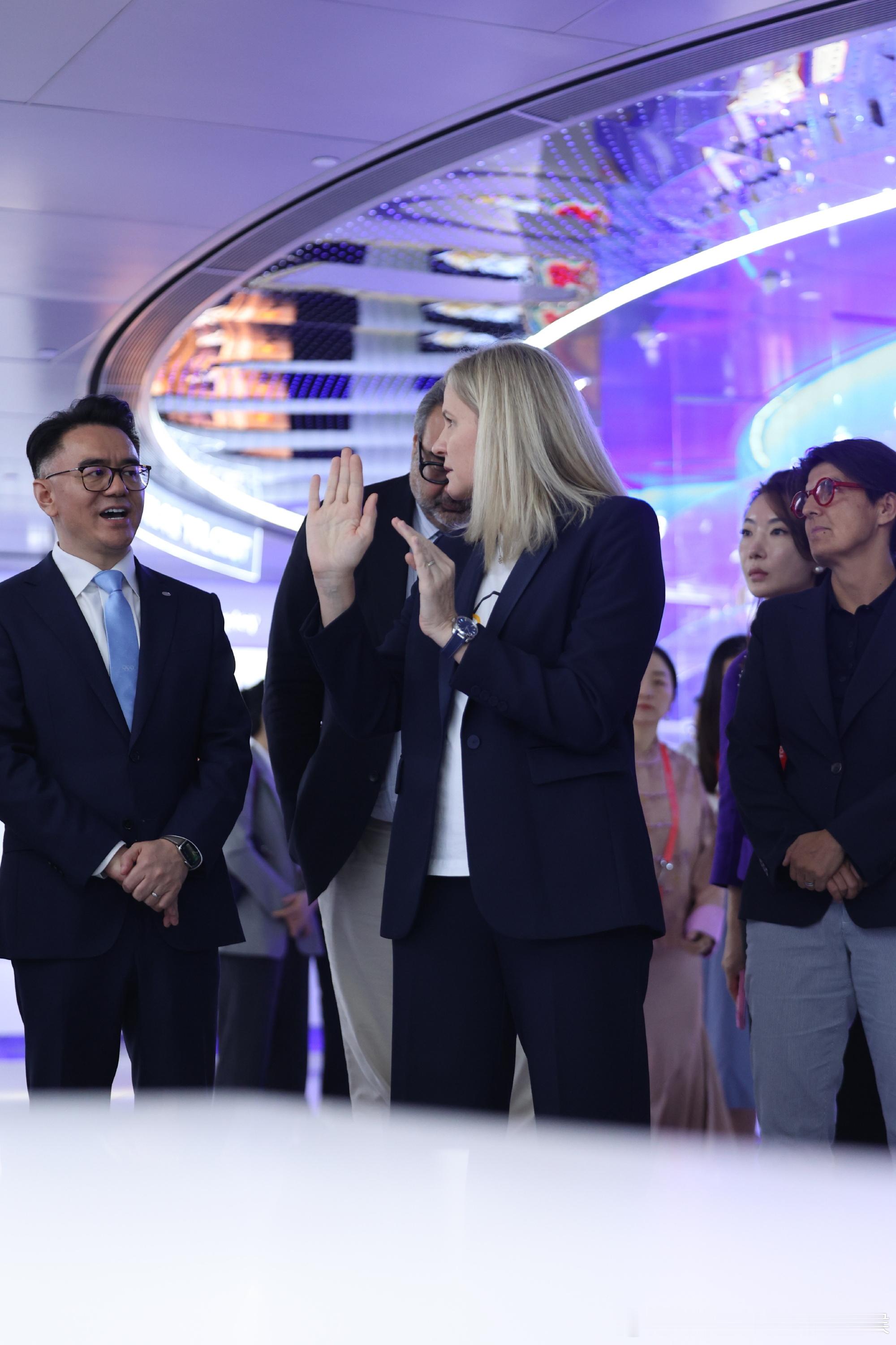 考文垂首站选大湾区，开启文化体育交流！深圳醒狮互动，她触摸中华文化脉搏，感受非遗