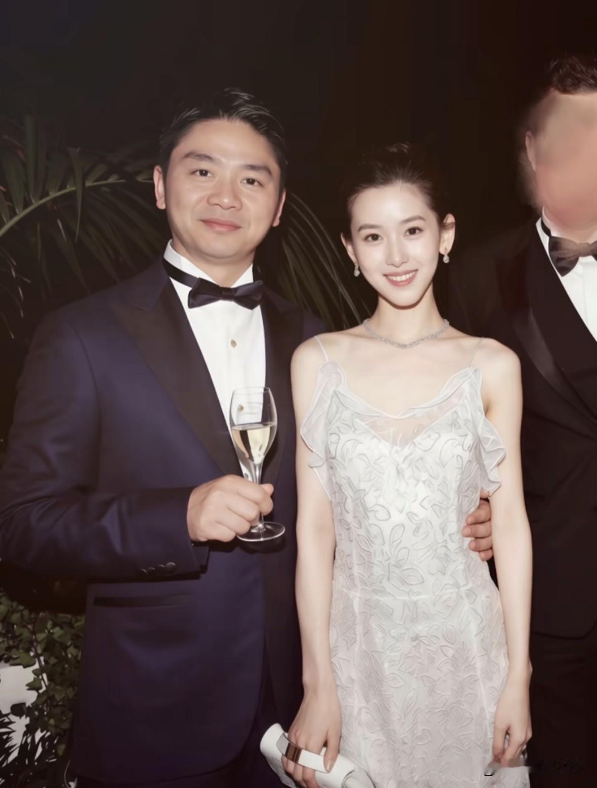 台下看官攒动，只为睹佳人惊鸿