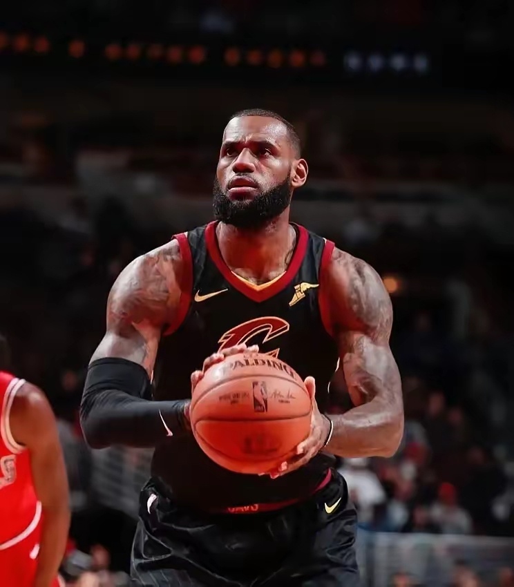 詹姆斯在新一期播客节目中回答了关于自己认为生涯的巅峰是哪一年的话题，他说：“17