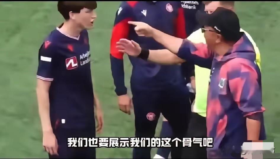 为什么足球小将会有那霸气一指？因为是董路教他们的：“你们上了场就不能太软，在异国