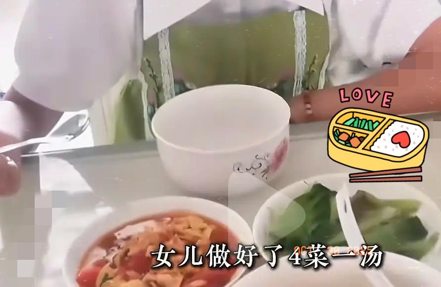 小女孩满心欢喜的烧好四菜一汤等妈妈吃饭，谁料却被妈妈指责太浪费！刷到那个视频，我