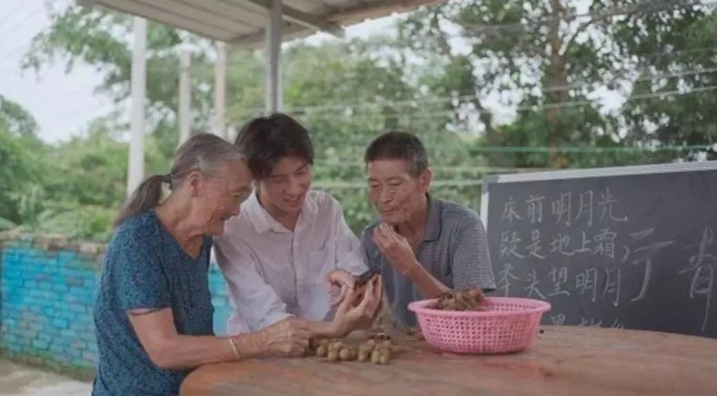 广西北海大男孩赖家益大学毕业后，回到家乡签了六年的定向乡村教师。他说：“接受高等
