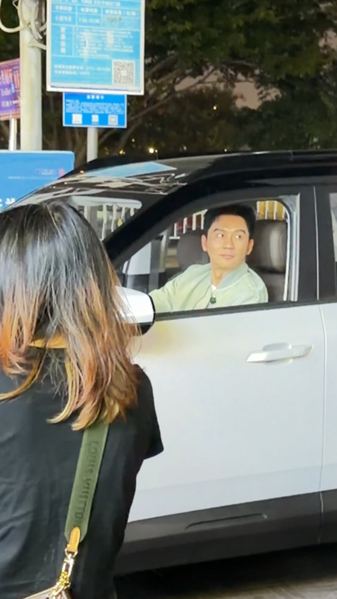 柳州偶遇李晨吃螺蛳粉 在柳州街头竟然偶遇了李晨，直奔螺蛳粉店就开炫，站在车前嗦粉