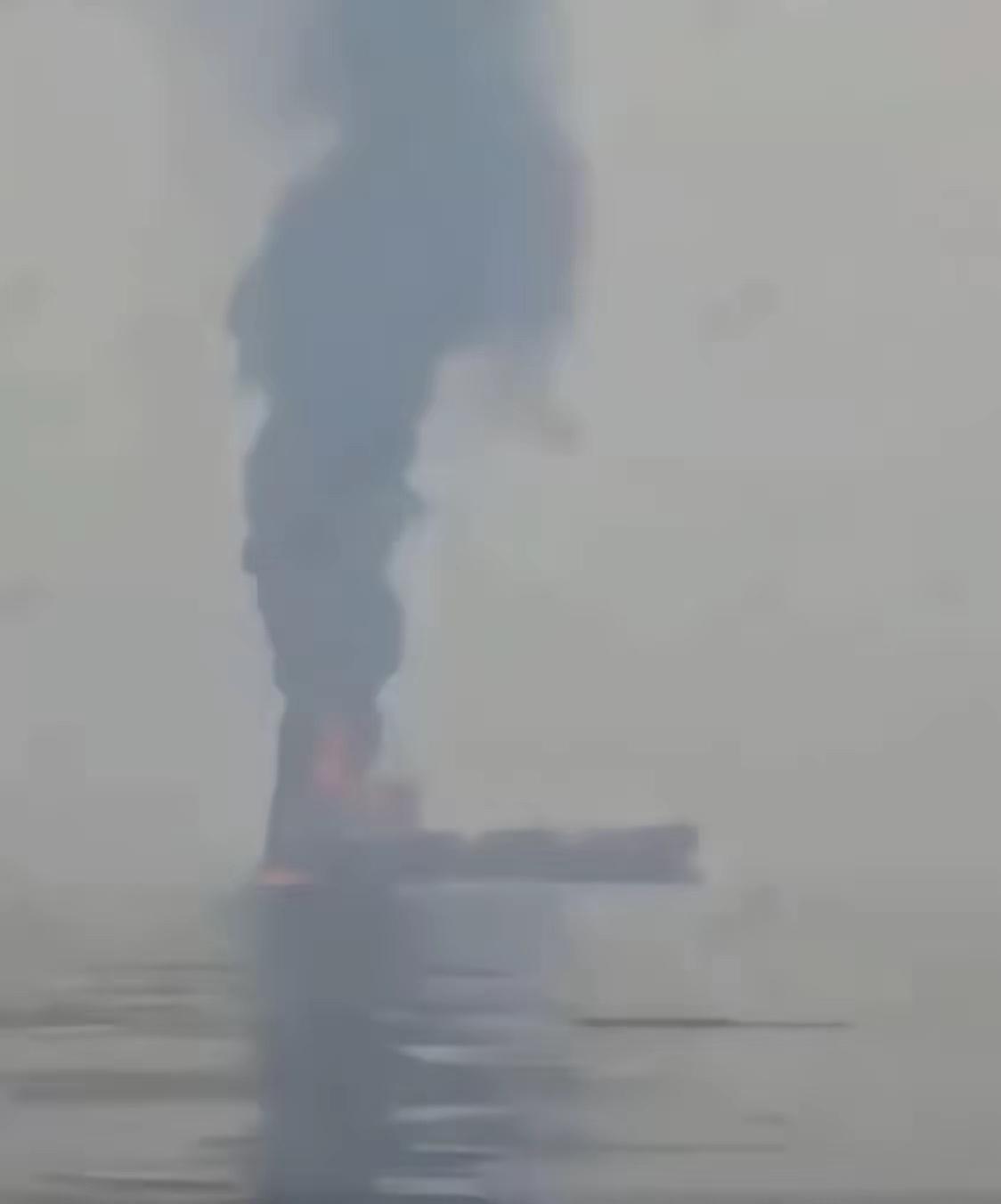 3月1日、据伊朗媒体报道，一艘未经授权的油轮试图通过霍尔木兹海峡时被击中，正在沉