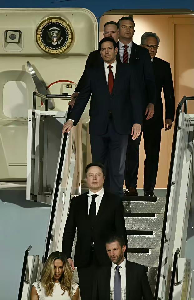 特朗普来华访问是一个大新闻；至于谁陪同前来访问，也是一个不小的新闻。

从到达首
