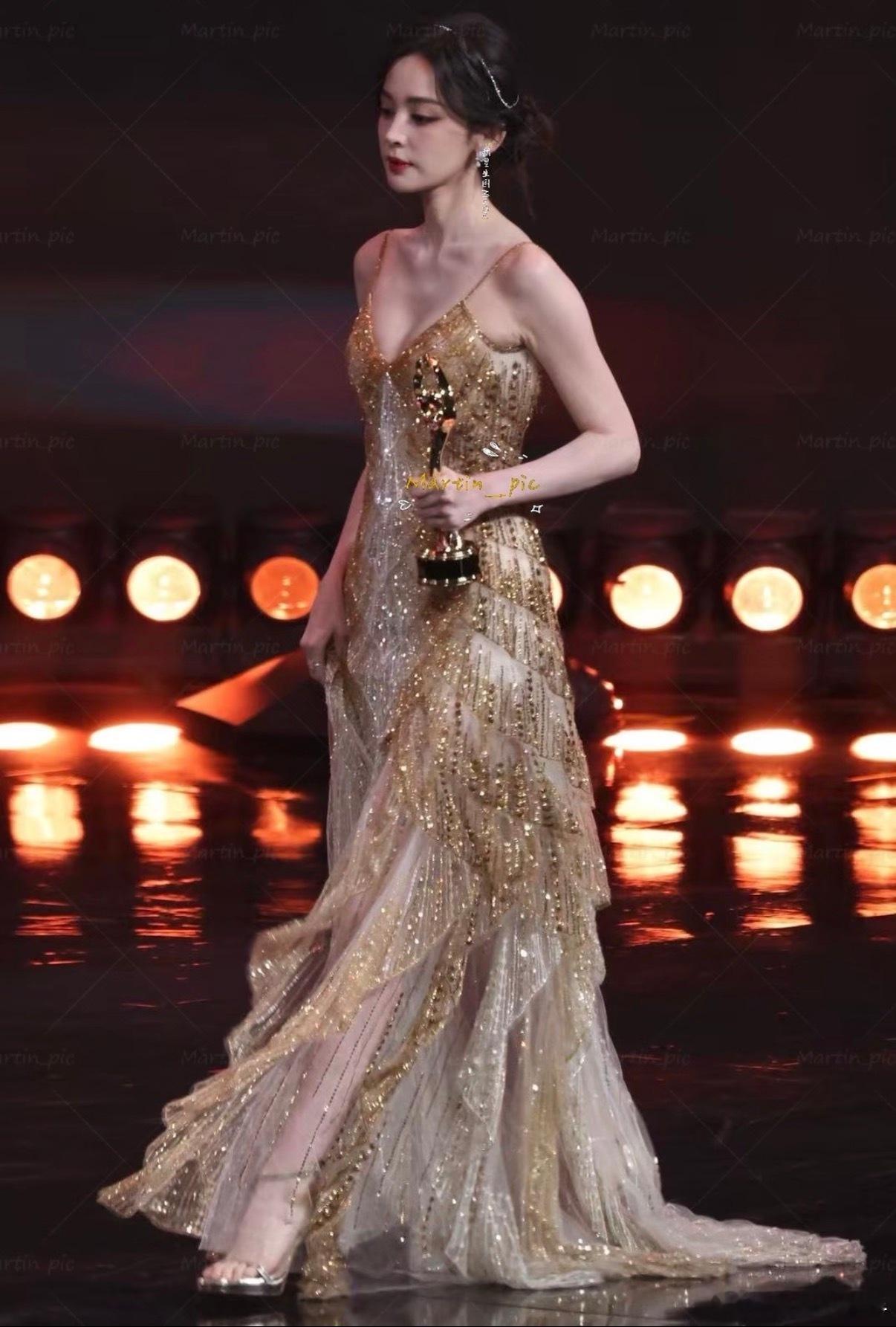 娜扎下台摔倒长礼服配高跟鞋真的特别容易摔跤虽然每次红毯都希望看到女明星们百花齐放