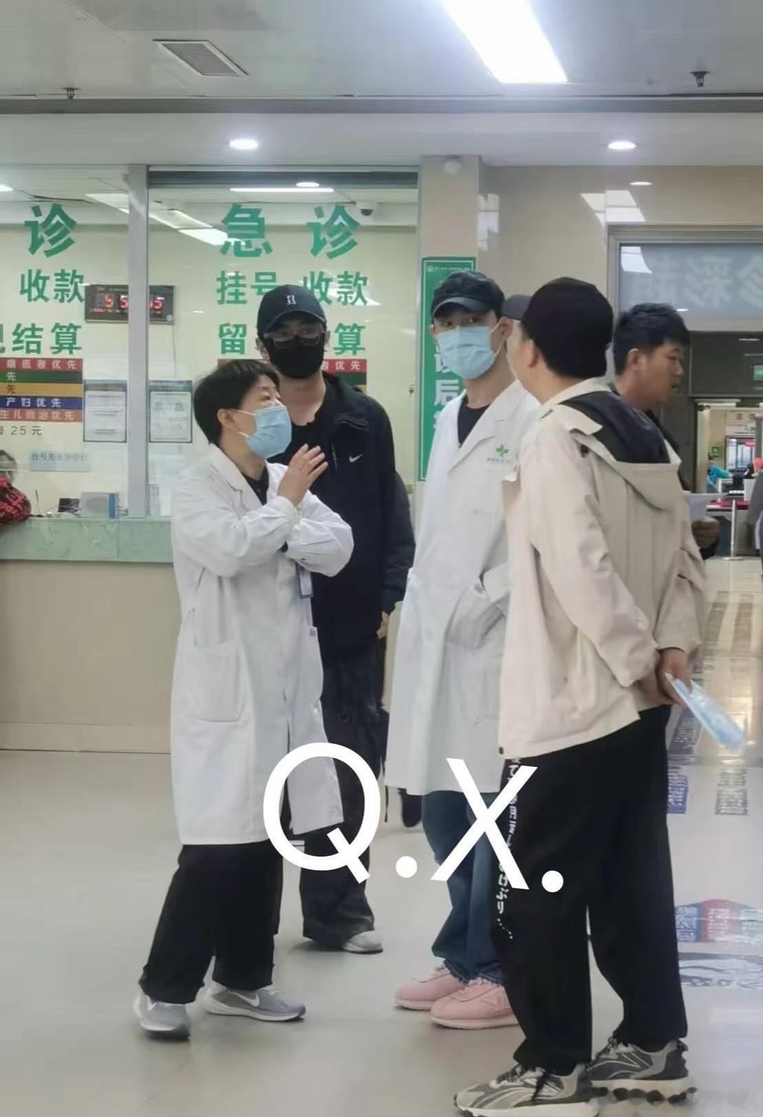 《小城良方》最新路透，这戴着口罩的谁啊🤔 ​​​