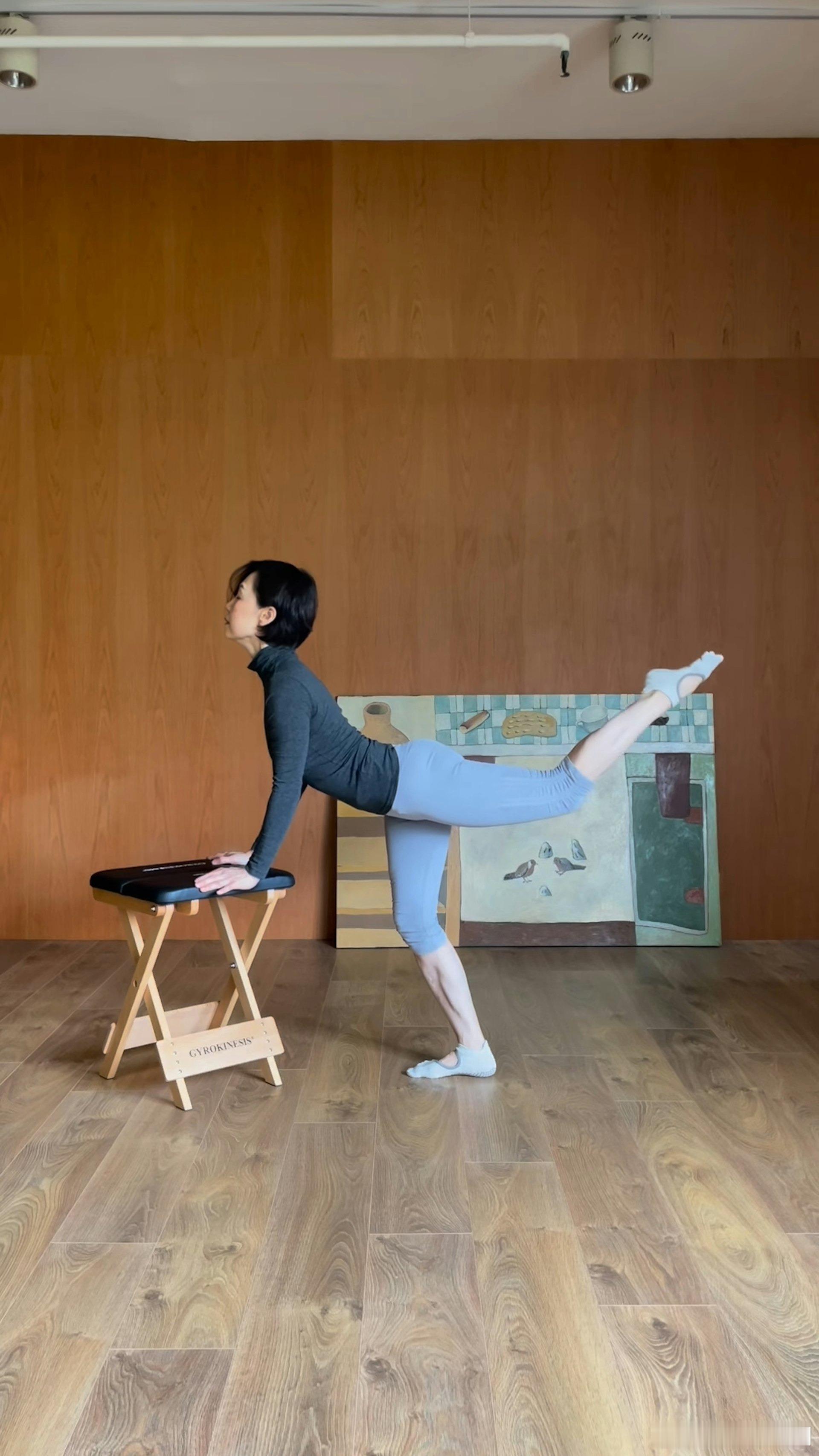 彭羚57岁生日晒高难度拉筋动作，惊人柔软度惊呆网友：世界级自律90年代乐坛天后彭