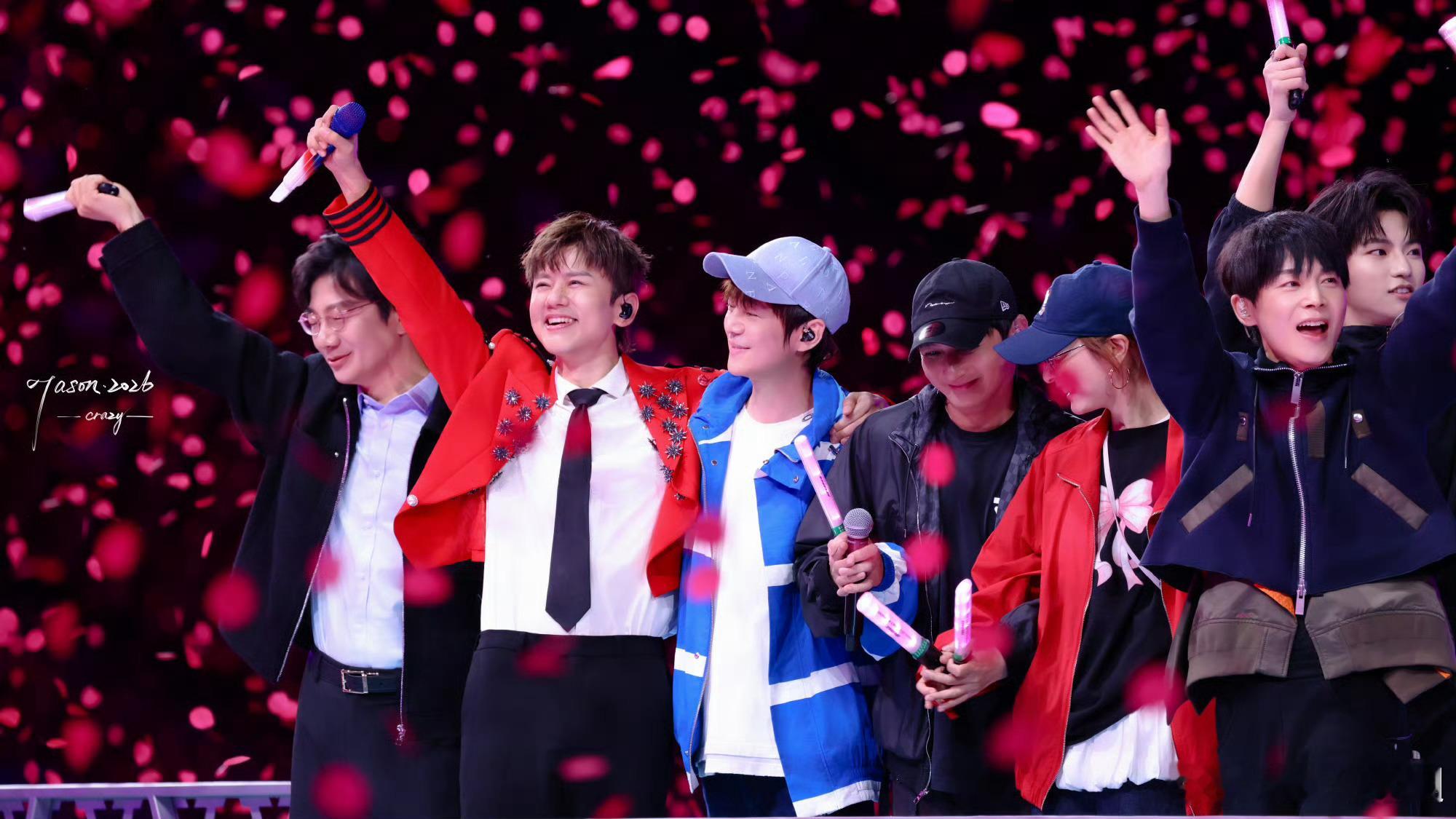 何炅连续三年在张杰鸟巢拿到话筒了何老师连续三年鸟巢为张杰发言：“请大家继续地、永