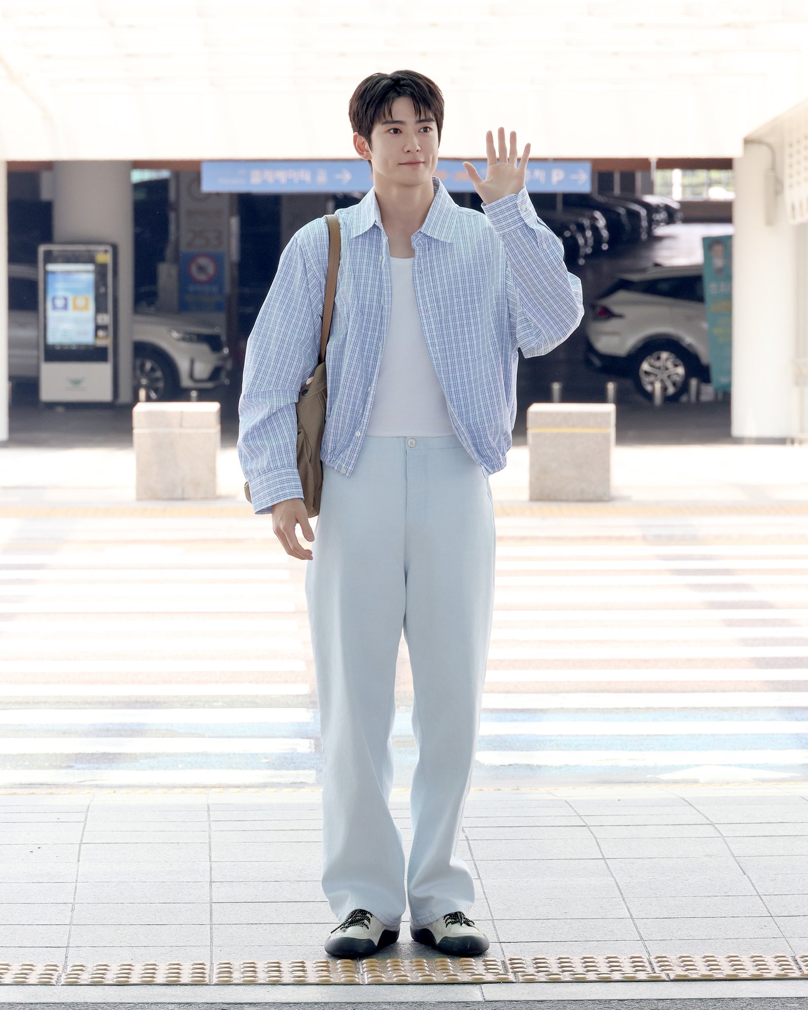 Prada官推更新Prada代言人Jaehyun在仁川穿着完整的Prada造型。