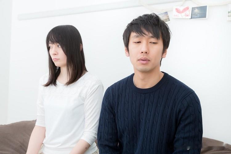 “出轨”的女人不想和老公亲昵，原因很现实：
1、情感转移，心里装着情人；
2、内