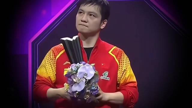才看到这个，2023年重庆冠军赛，樊振东在台上领奖时，台下全是少爷粉丝大声喊少爷的，小胖在台上当时都
