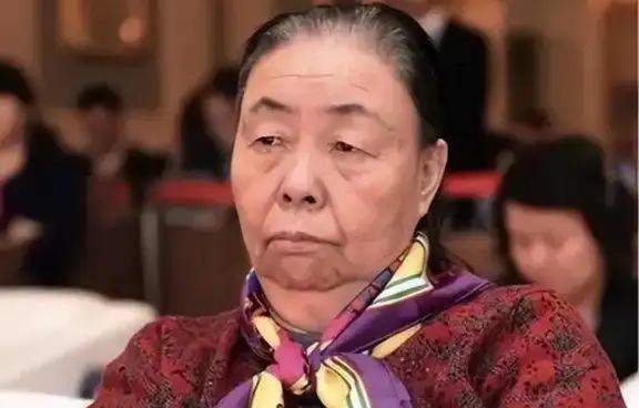 两儿子身家百亿三次登顶首富，两女儿年薪百万当高管，这位80岁老太太住北京别墅却说