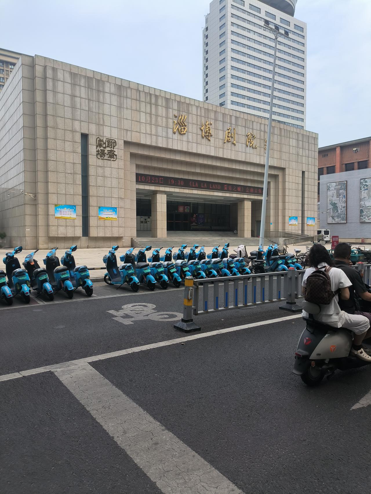淄博剧院，聊斋剧场是淄博这种衰退型城市城市更新的最好样板。
像淄博这种经济地位不