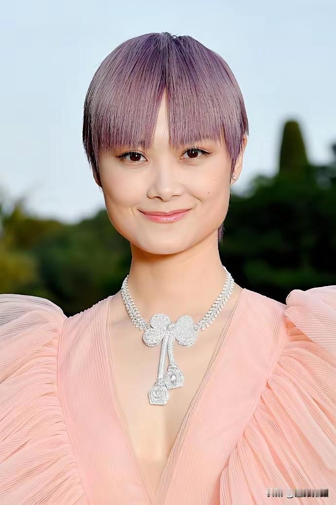 谁懂啊！李宇春这头紫调短发，直接把“不被定义”焊在身上了，可酷可柔，又飒又甜，这