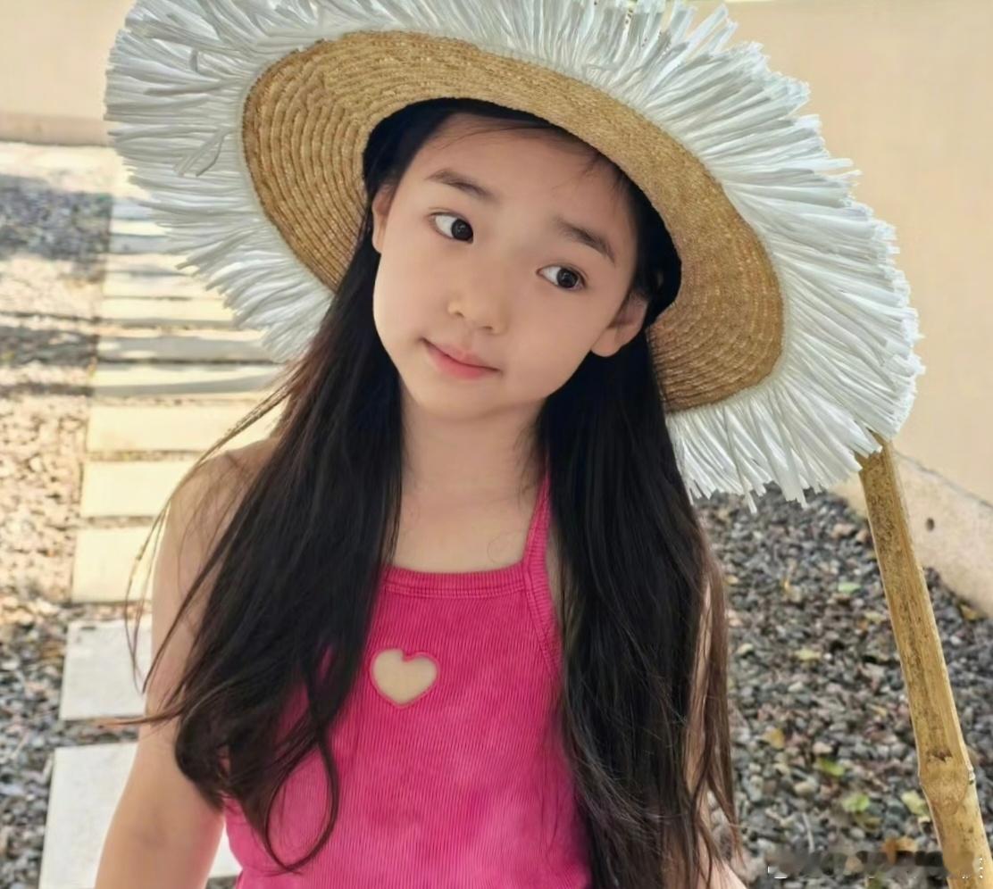 董璇小酒窝在机场没走出来过的原因只能是小酒窝很讨喜，这孩子就是互联网新晋女鹅，想