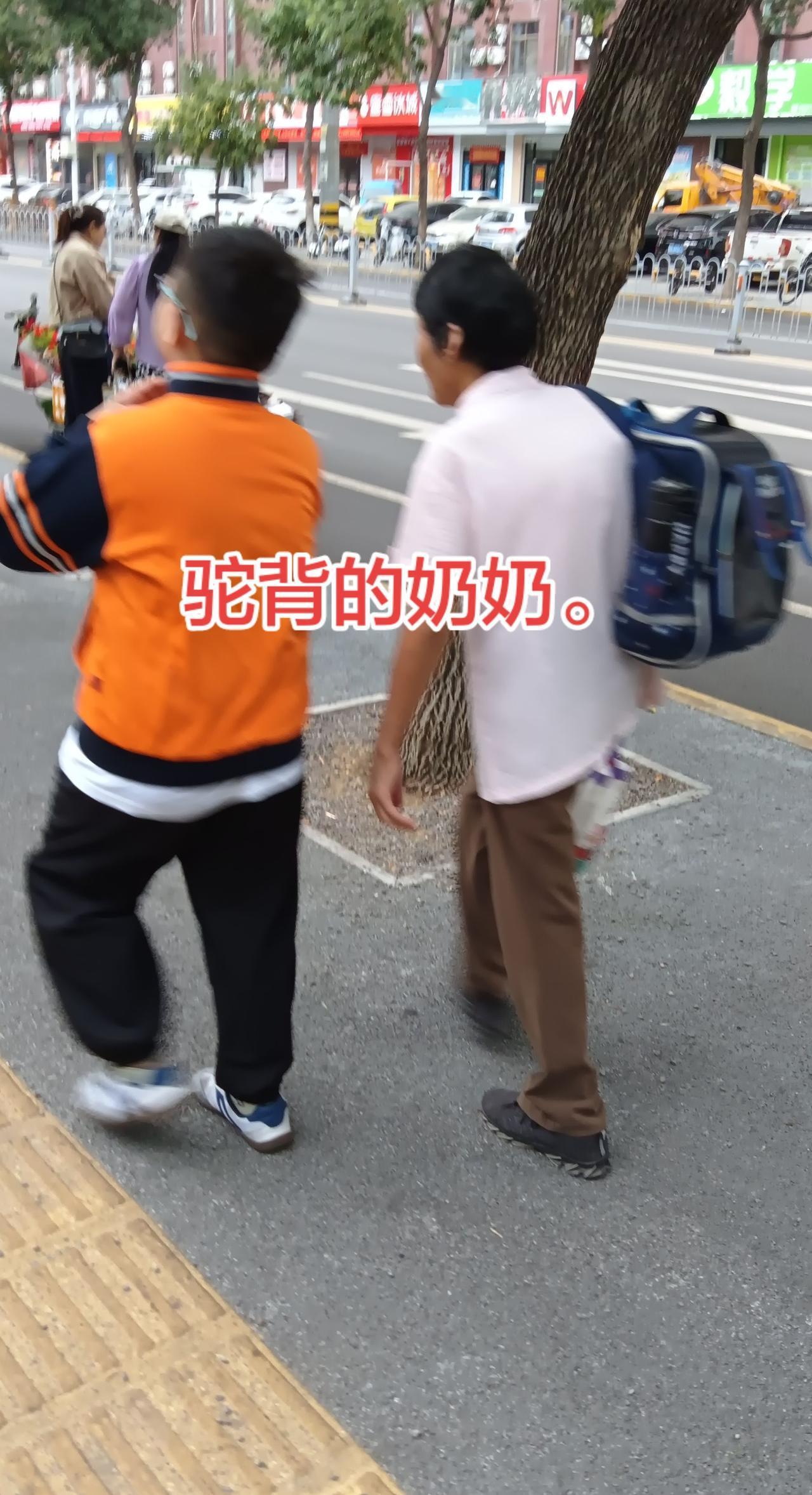 孙子是奶奶手心里的宝。为了大孙子，奶奶没有什么做不到的。背驼了，腰弯了，照样来回