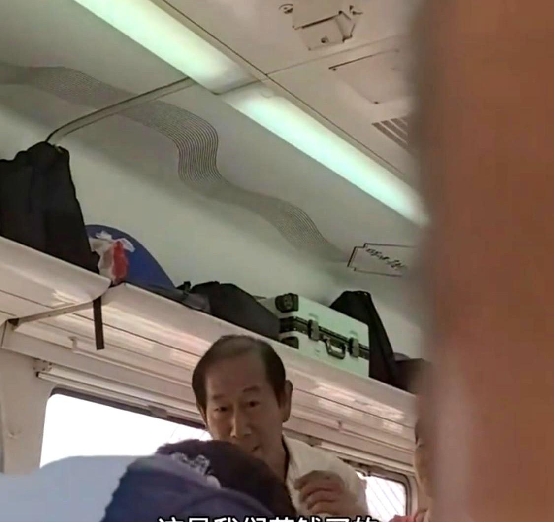 我算是看明白了，现在有些人，专挑软柿子捏。
整个车厢那么多人，那么多空隙，大爷谁