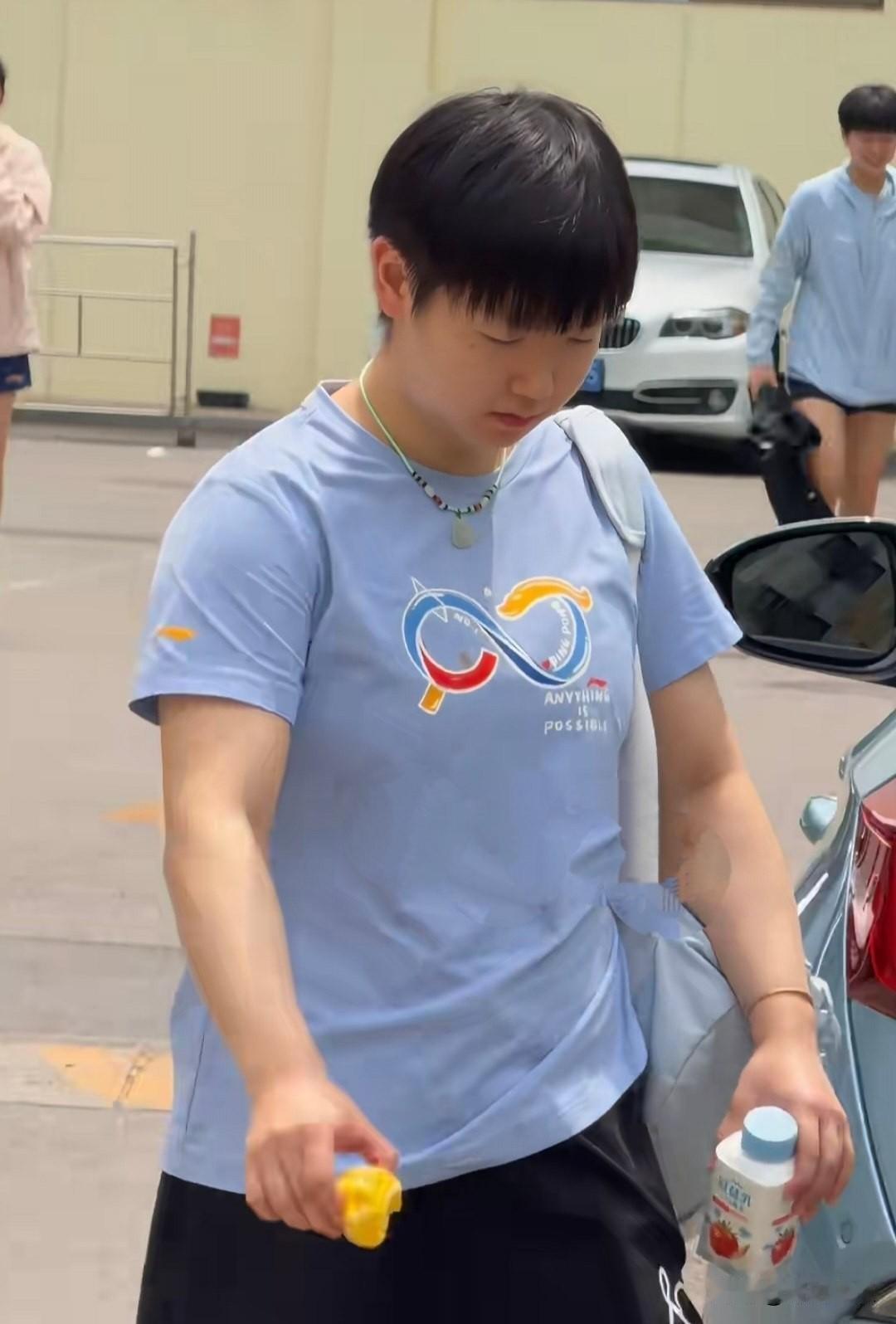 6月16日 下训的孙颖莎，淤青怎么这么严重？网友说:只要不退役，永远好不了！

