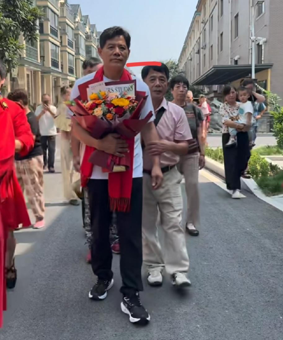 一方水土养一方人，
这句话真的具象化了！
亲兄弟长得一模一样，
哥哥从小在浙江长