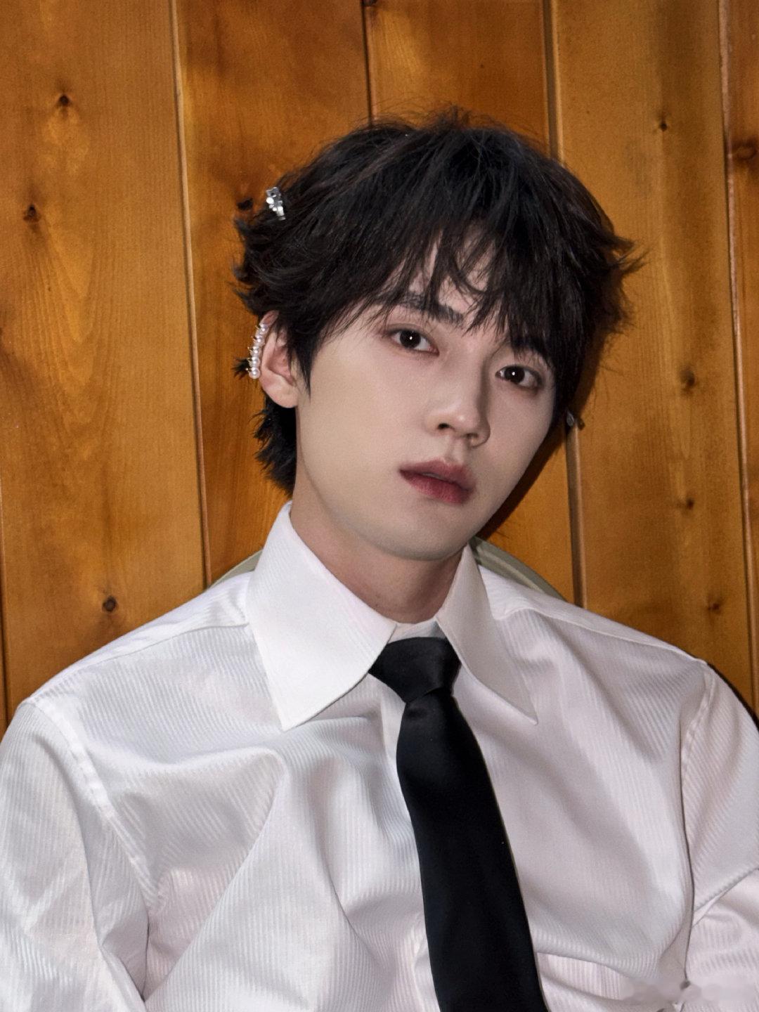 周翊然忙完这个忙这个不得了，周翊然刚在新加坡文化交流中大放光芒，又要到视界大会上