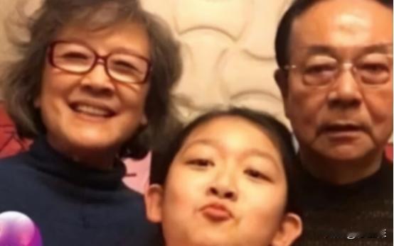 61岁的宋春丽和丈夫坚持丁克三十几年，直到2012年一天，好友邓婕到宋春丽家中做