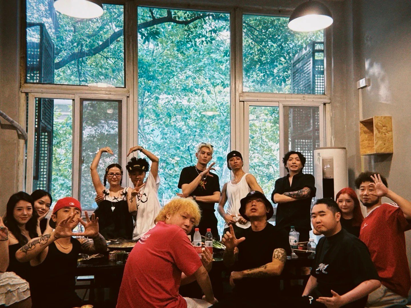 在一群哈人和哈人嫂中孤独的王哥 ​​​
