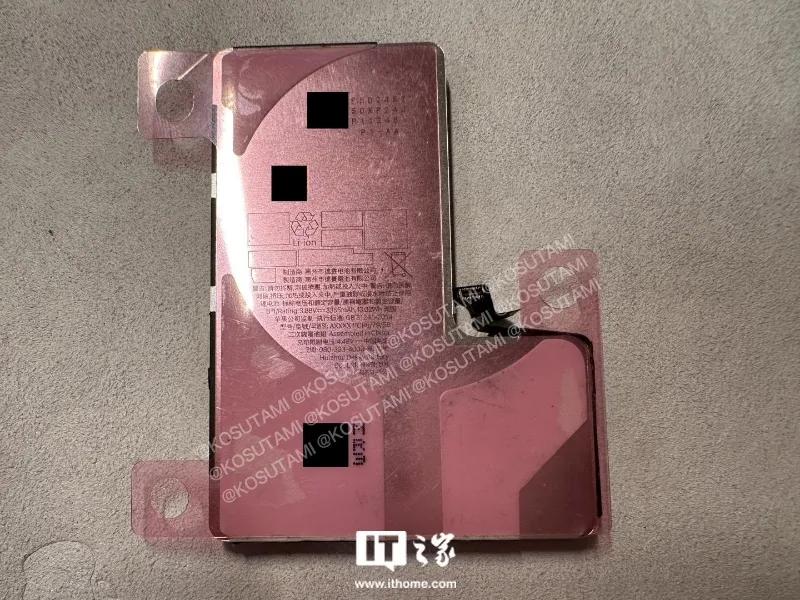 【苹果#iPhone16金属外壳电池实拍曝光# ：3355 毫安时、金属外壳 L