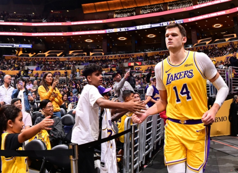NBA常规赛，湖人125-117战胜快船。赛后，凯斯勒接受了采访。谈球队无私的球