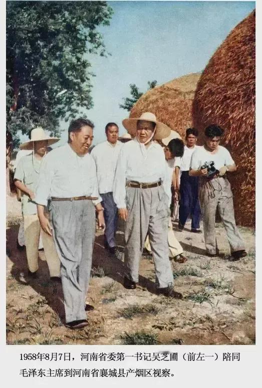 🙏请停留几秒，为伟人点个赞送朵花💐
《颂毛主席伟大精神》
他，坚定地立于劳动