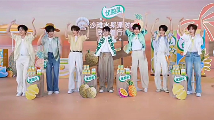 时代少年团夏日限定氛围感在室内感受盛夏的热烈，时代少年团沙滩水果派对直播，成员互