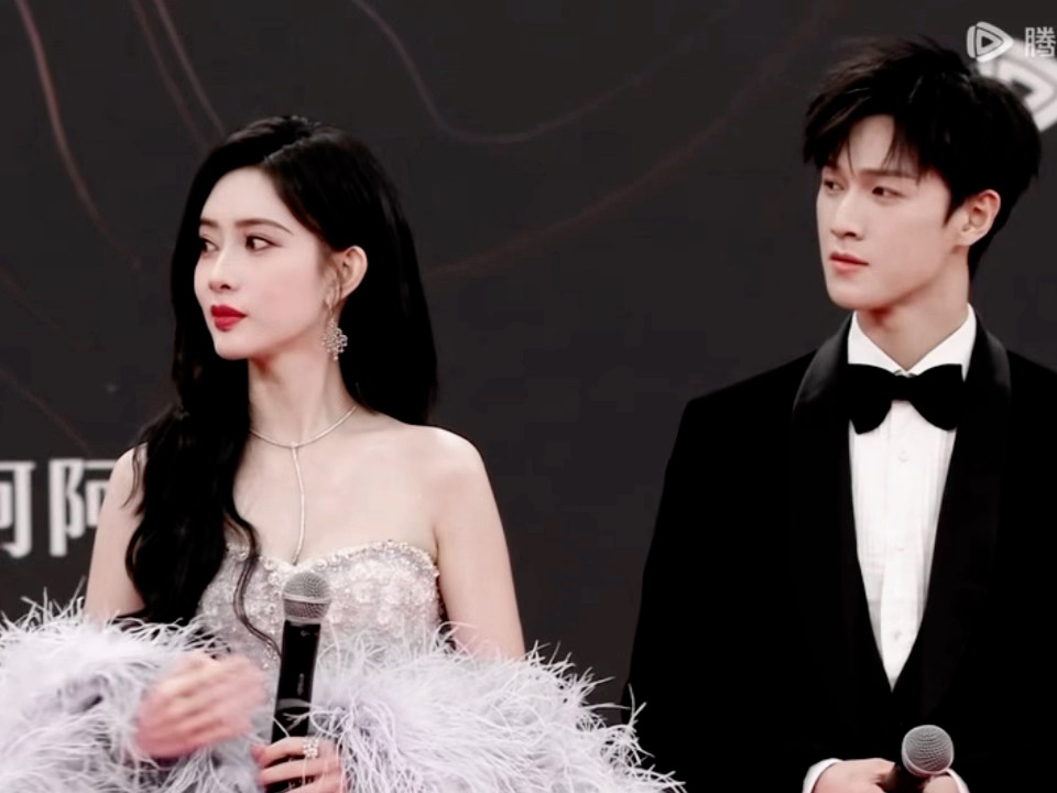 什么意思。。这个同步率。。“我帮你拿吧”就这样众目睽睽。。暧昧氛围。。  