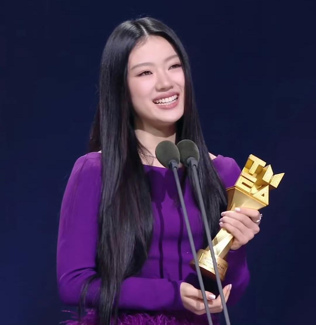 单依纯，实至名归。 
 8月16号晚上，单依纯冲上热搜，这次不是因为演唱会，也不