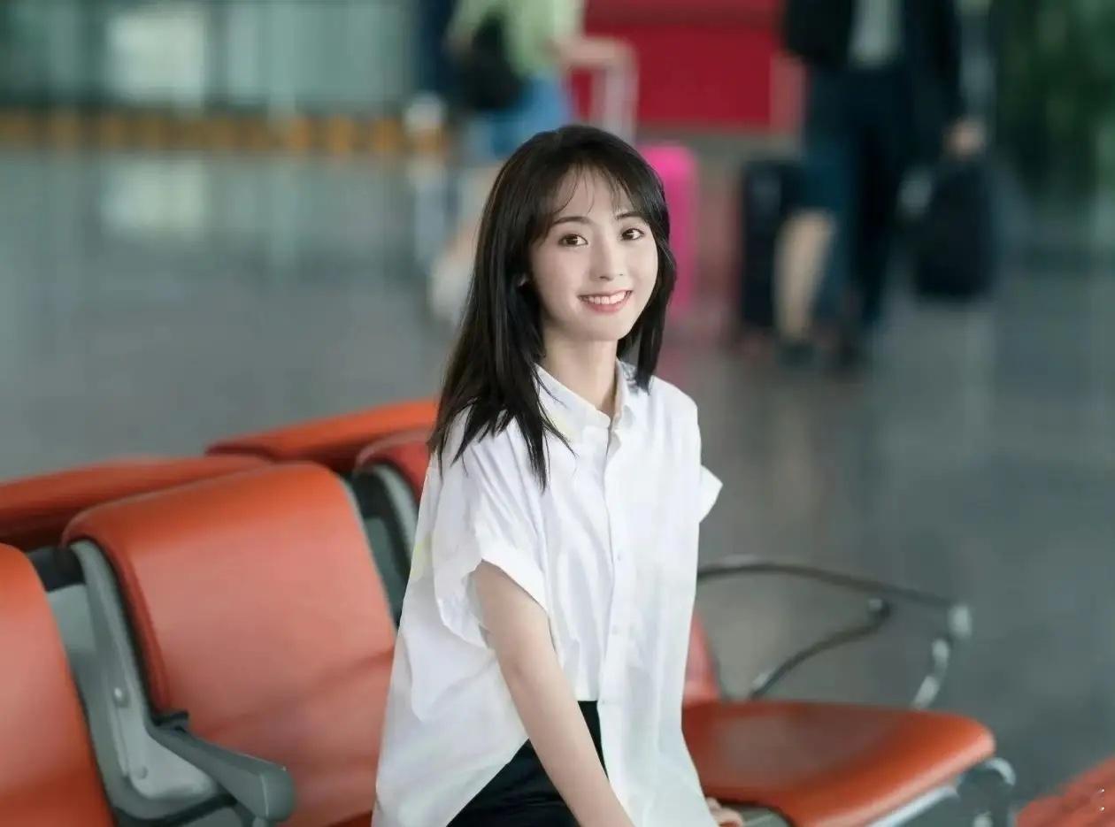 邢菲也没想到，只是压了双黄线掉头，处罚通知没到，热搜就已经安排上了，1.1亿的阅