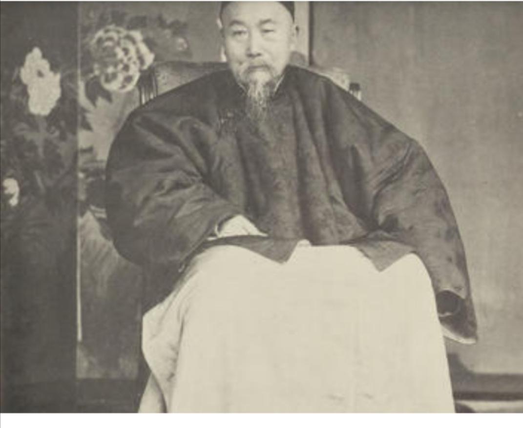 1895年，大清帝国刚刚在甲午海战中一败涂地，割让台湾、赔款两亿两白银，连辽东半