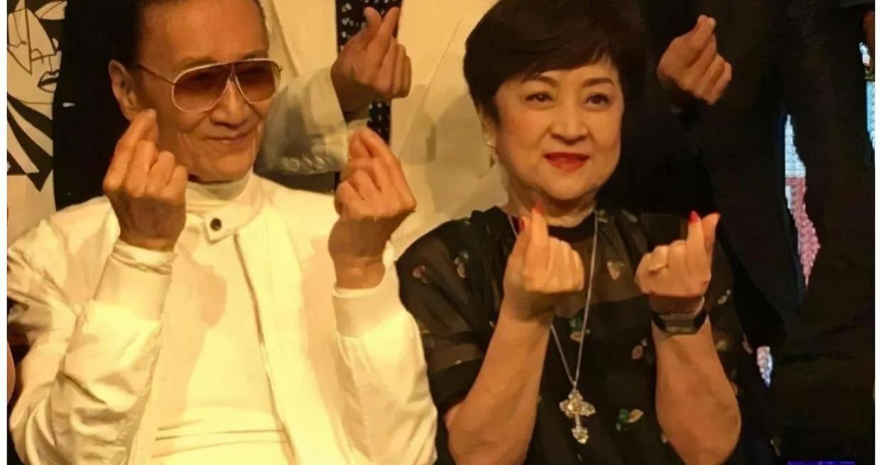 刘家昌追甄珍，他觉得自己这么优秀，他喜欢的人怎么可能追不到呢？也许他还觉得谢贤也