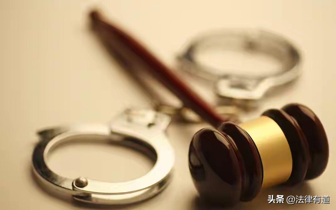 疑妻出轨，男子持剪刀将“情敌”捅成重伤！赔了23万获谅解，法院最终这样判了！
