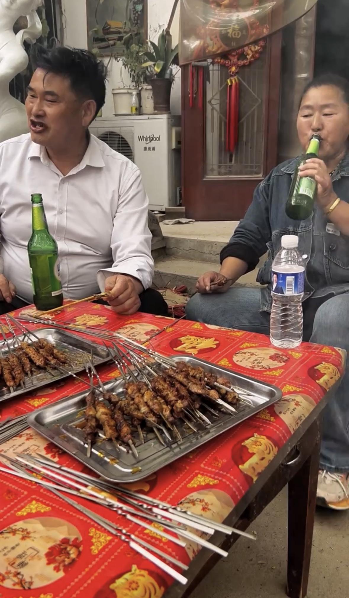 大衣哥大衣嫂大口吃肉大口喝酒，自己赚钱丰衣足食大衣嫂最正确的选择嫁给了大衣哥朱之