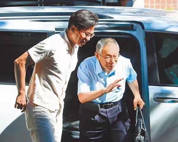 黄国昌和柯文哲决裂了，这次大家都挺黄国昌！

黄国昌昨天在新北开记者会，他说决不