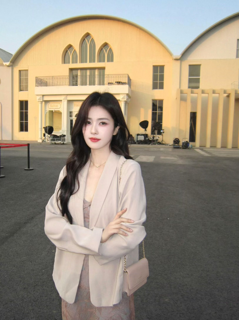 白鹿  白鹿叶璃 白鹿莫离 💓🌸是寒冬里绽放的白梅 是骨骼里不枯的玫瑰 是我