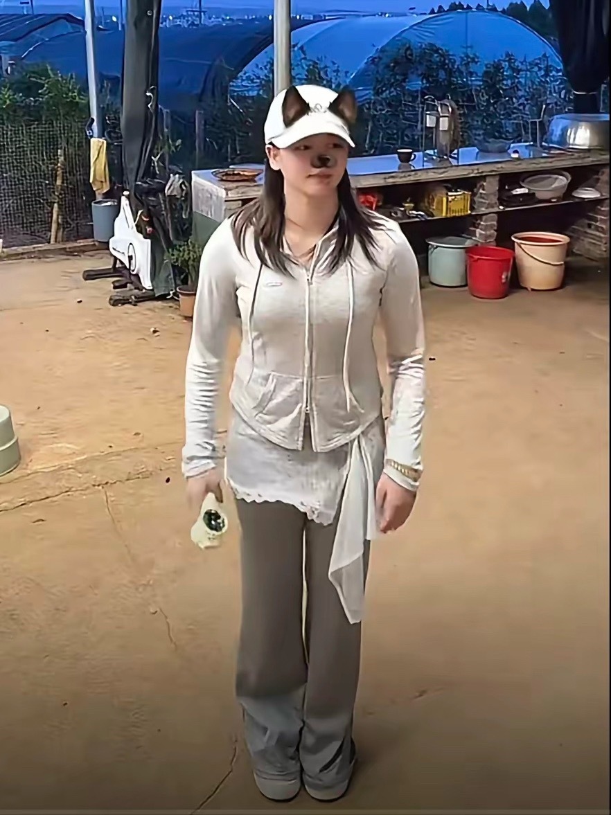 07月02日，全红婵刚刚在日常里，晒出自己在家里跳舞的视频，看着长大的女孩，如今