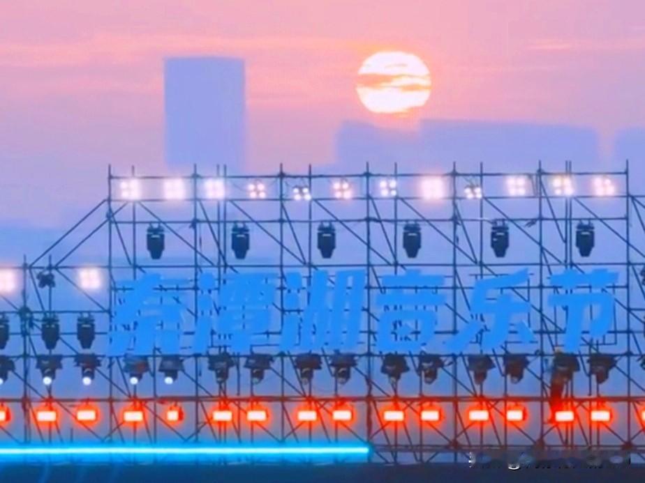 安徽这座四线小城搞事情...
朴树来了！李宇春来了！
连王宇宙也带着月亮来了！