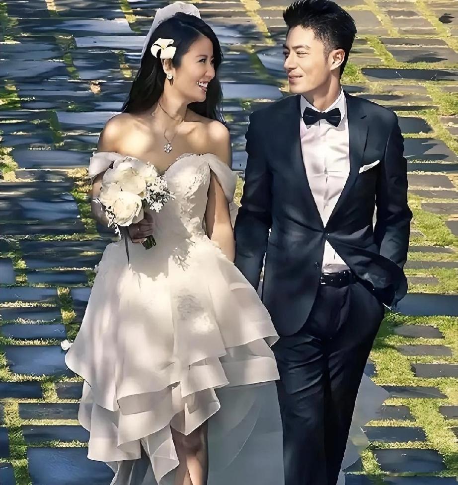 7年没吵过架的明星夫妻，秘诀是「禁止浪漫」。
霍建华直接按住林心如刷抖音的手：「