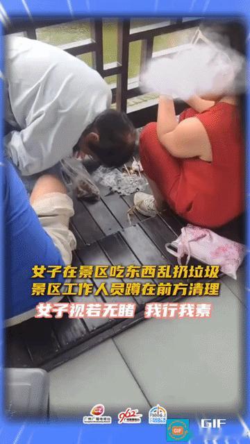 一点素质都没有，真不嫌丢人！河南开封，清明上河园景区内，几名女子坐在一起吃着零食