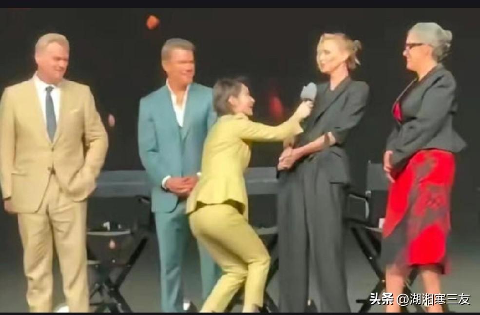 女主持人陈璇一个屈膝半蹲动作：丢的不止她个人的脸，也让网民无地自容

近日，《奥