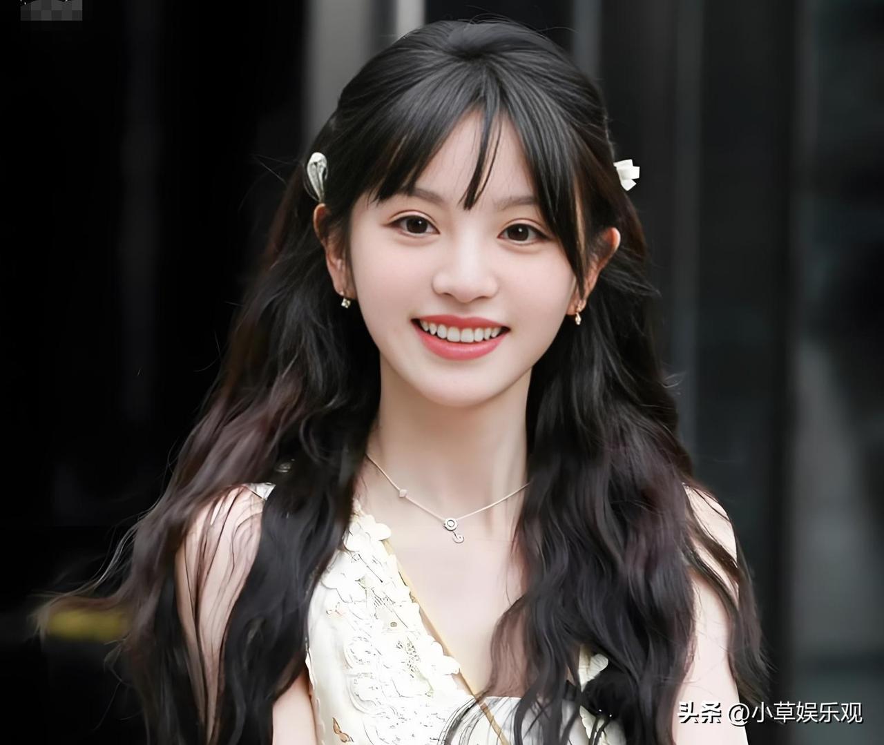 田曦薇在《逐玉》剧组那可是真·宝藏女孩。别看花絮里她顶着那张甜甜的脸，动不动就即