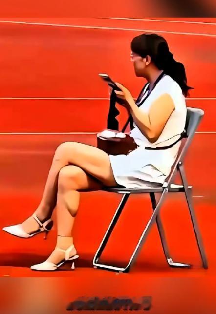 这位女士，只因为奏国歌时坐着玩手机，被单位辞退，并通告“永不录用”。
 
7月1
