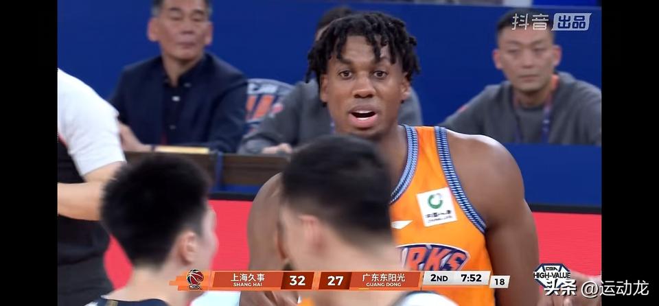 太难了，广东内线被上海队打爆了，半场广东41:51落后上海10分。
上海队怀特赛