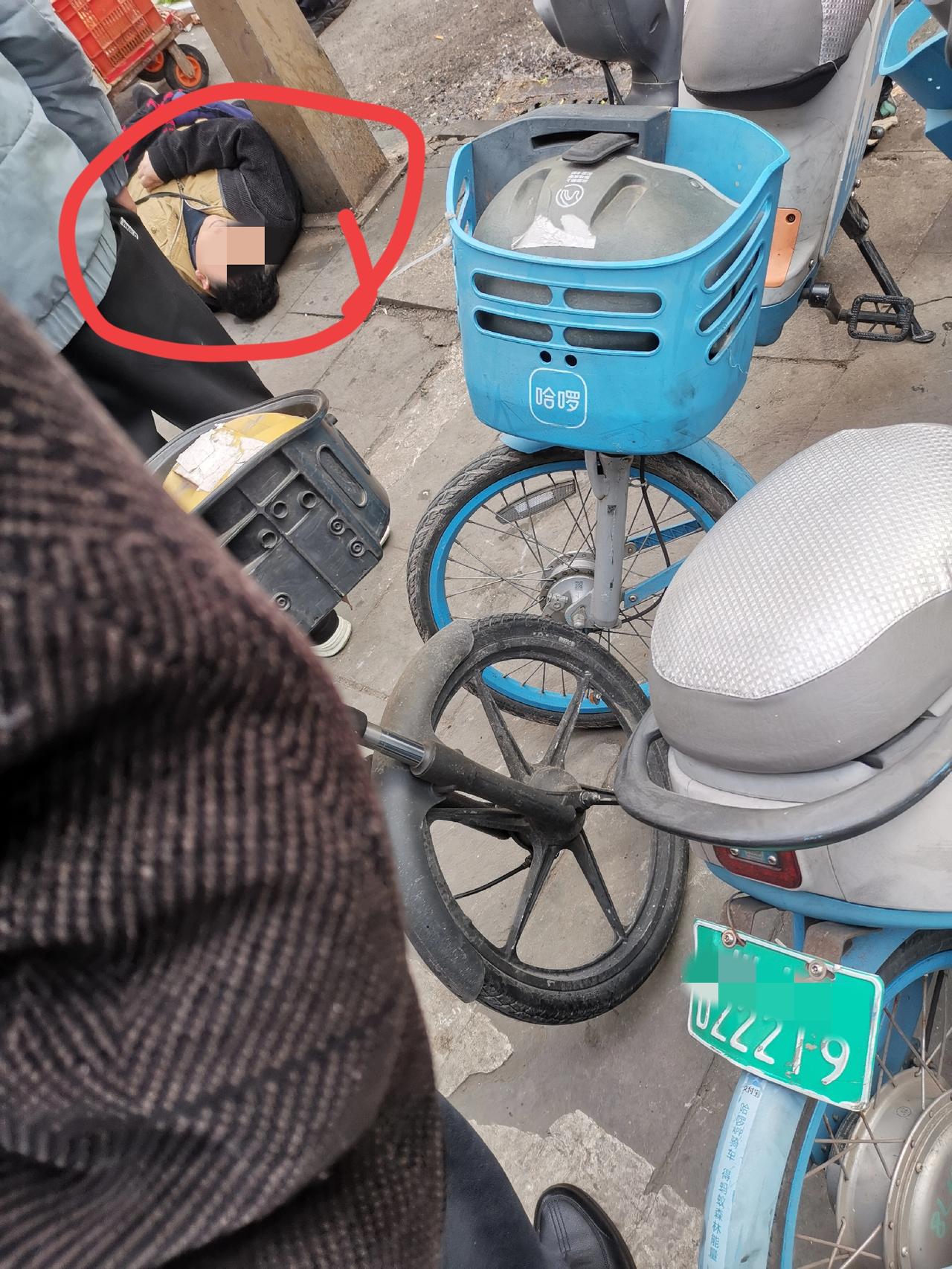 今天正月初五
菜市场的卖菜的一位大爷与在此卖面的老板发生了口角
卖菜的来了个倒地